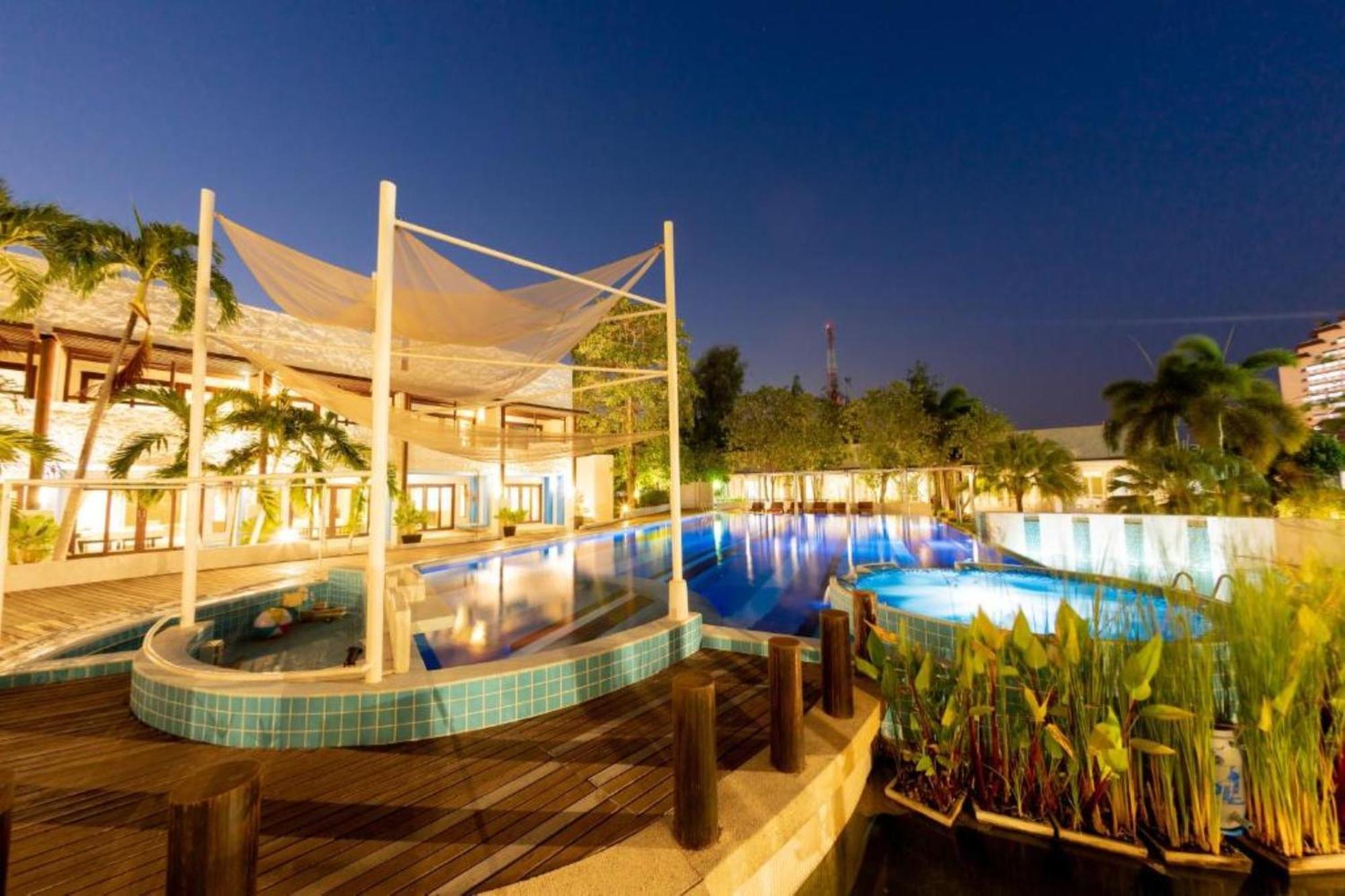 Kochira Hotel HHQ Buitenkant foto